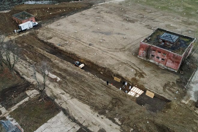 f52d87d6-70b1-4ffa-b319-c2071669a301-Hart_Island_burials_02.jpeg